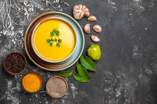 Vue de dessus de la délicieuse soupe de potiron dans un bol