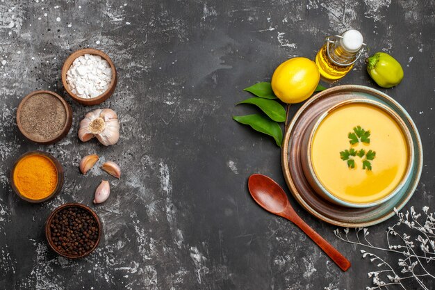 Vue de dessus de la délicieuse soupe de potiron dans un bol