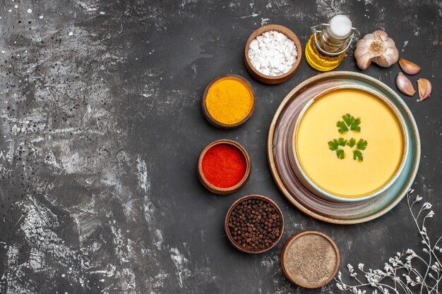 Vue de dessus de la délicieuse soupe de potiron dans un bol