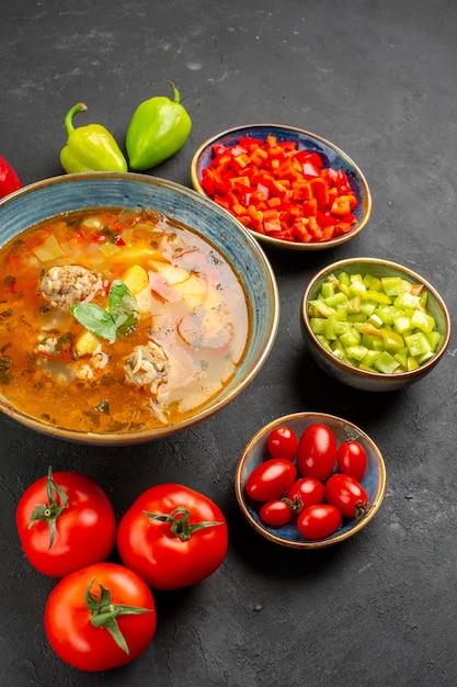 Vue de dessus délicieuse soupe de viande avec des légumes frais sur un plat de table sombre repas photo