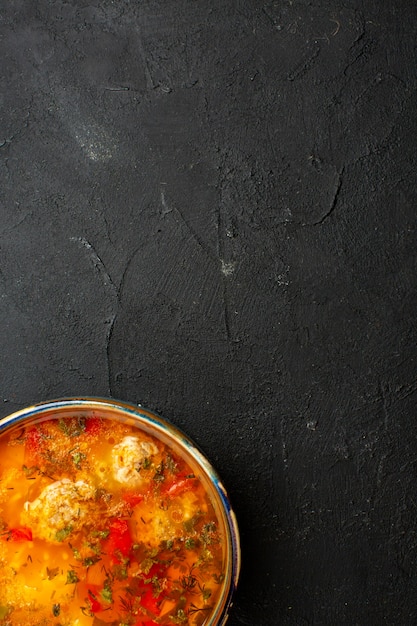 Vue de dessus délicieuse soupe de viande avec des pommes de terre cuites et de la viande sur un bureau gris