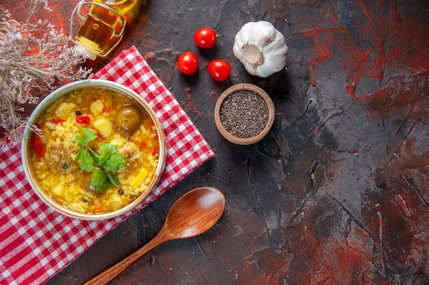 Vue de dessus délicieuse soupe de viande avec pommes de terre à l'intérieur d'une petite assiette sur fond sombre plat dîner table de cuisson horizontale repas de nourriture de viande