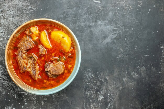 Vue de dessus délicieuse soupe de viande avec pommes de terre à l'intérieur de la plaque