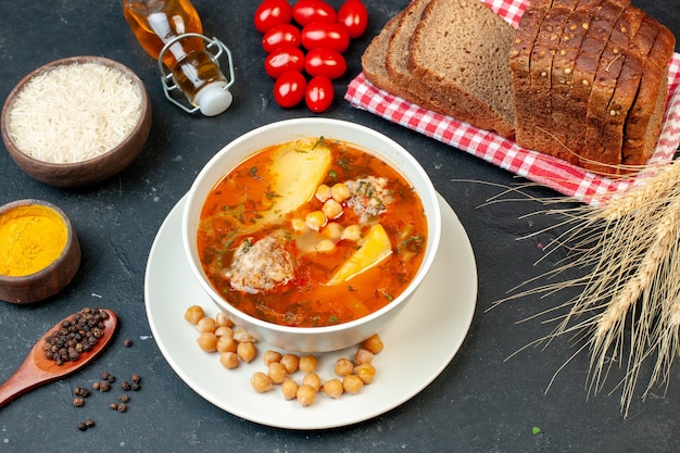 Vue de dessus une délicieuse soupe à la viande se compose de pommes de terre et de viande sur fond sombre