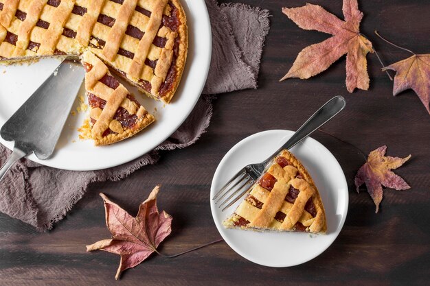 Vue de dessus délicieuse tarte sur assiette