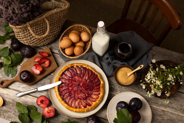 Photo gratuite vue de dessus délicieuse tarte sur assiette