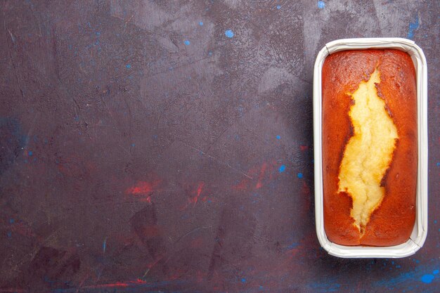 Vue de dessus délicieuse tarte au four gâteau sucré pour le thé sur le fond sombre gâteau biscuit tarte sucrée pâte à thé au sucre