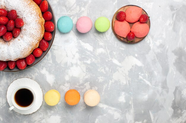 Vue De Dessus Délicieuse Tarte Aux Fraises Avec Du Thé Et Des Macarons Sur La Lumière