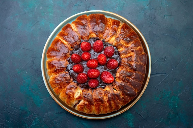 Vue de dessus délicieuse tarte aux fraises avec de la gelée sur bleu