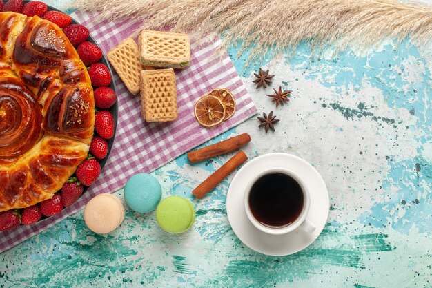 Vue de dessus délicieuse tarte aux fraises rouges et gaufres sur bureau bleu