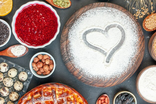 Vue de dessus délicieuse tarte aux fruits avec confiture de farine et noix sur les fruits noirs tarte sucrée sucre thé pâtisserie dessert biscuit gâteau