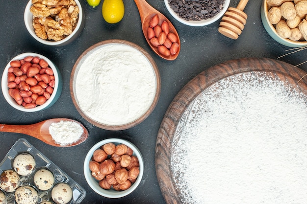 Vue de dessus délicieuse tarte aux fruits avec de la farine et des noix sur les fruits noirs tarte sucrée sucre thé pâtisserie dessert biscuit gâteau