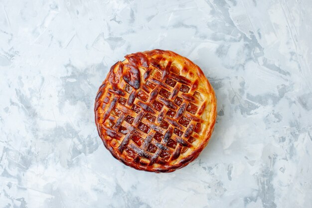 Vue de dessus délicieuse tarte aux fruits avec de la gelée sur un biscuit léger biscuit cuire au four tarte aux noix gâteau dessert couleur thé