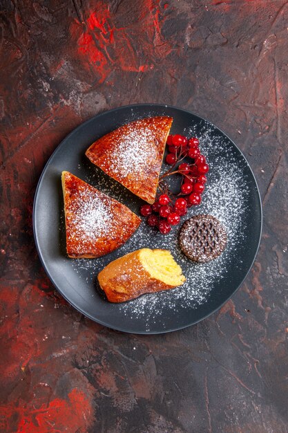 Vue de dessus délicieuse tarte aux fruits rouges sur le gâteau de tarte sucrée