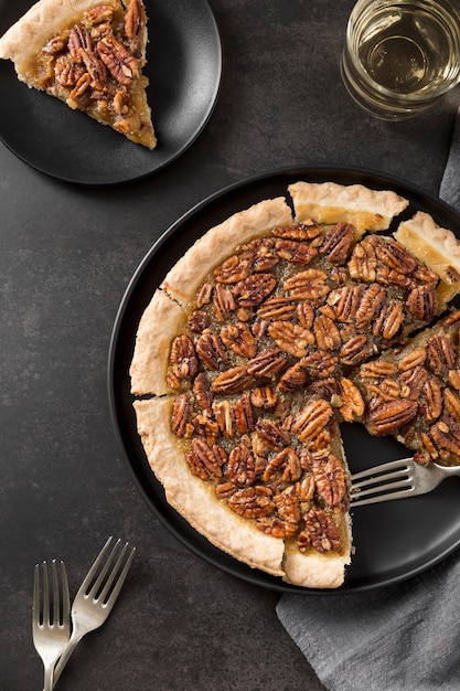 Vue de dessus délicieuse tarte aux pacanes avec croûte sur la table