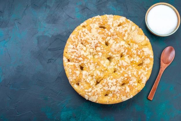 Vue de dessus délicieuse tarte délicieuse sucrée et cuite au four avec du sucre sur le fond sombre gâteau tarte sucre biscuit sucré