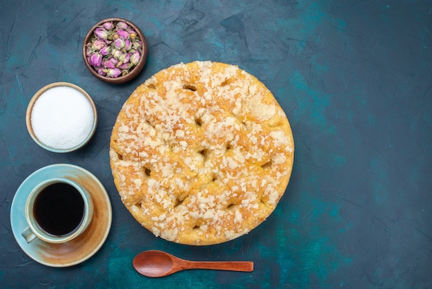 Vue de dessus délicieuse tarte délicieuse sucrée et cuite au four avec du thé sur le fond sombre gâteau tarte sucre biscuit sucré