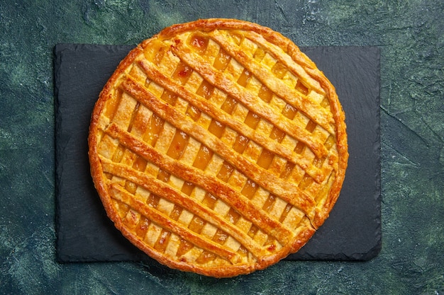 Vue de dessus délicieuse tarte à la gelée sur fond bleu foncé