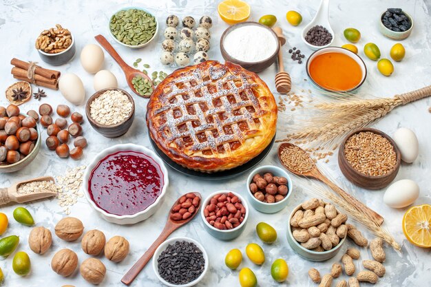 Vue de dessus une délicieuse tarte à la gelée avec des œufs et des noix sur du thé léger cuire une tarte aux biscuits au dessert gâteau de boulangerie aux biscuits