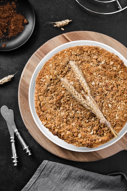 Vue de dessus délicieuse tarte à la main sur la table