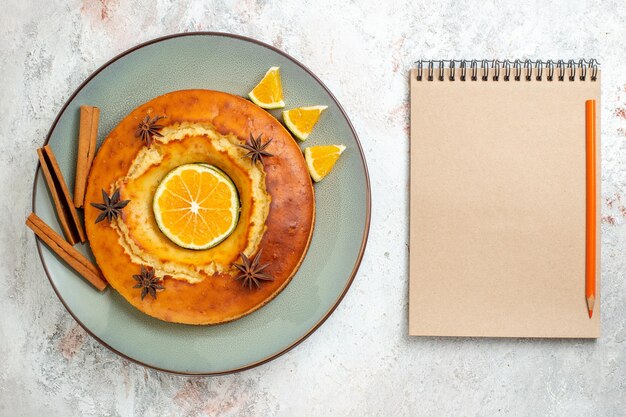 Vue de dessus délicieuse tarte ronde dessert délicieux pour le thé avec des tranches d'orange sur fond blanc tarte aux fruits gâteau biscuit thé dessert sucré