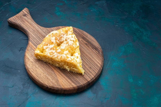 Vue de dessus délicieuse tarte ronde sur le fond bleu foncé gâteau aux fruits tarte au sucre sucré