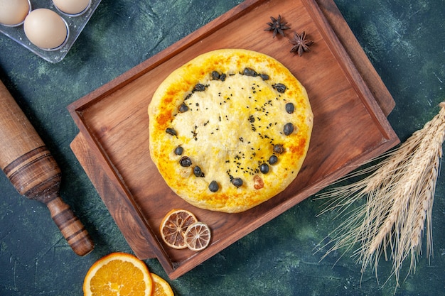 Vue de dessus délicieuse tarte sucrée aux baies sur une surface bleu foncé