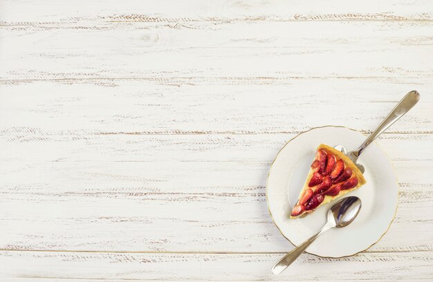 Vue de dessus délicieuse tranche de gâteau aux fraises