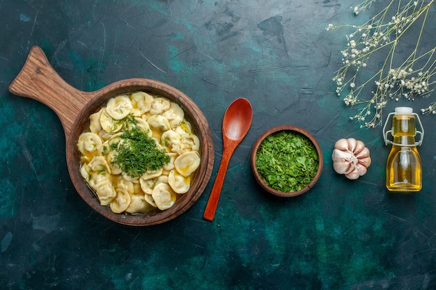 Vue De Dessus De Délicieuses Boulettes Avec De L'huile Et Des Légumes Verts Sur Une Surface Vert Foncé Ingrédient Alimentaire Produit Pâte Viande Légume