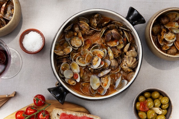 Vue de dessus de délicieuses coquilles et sauce tomate