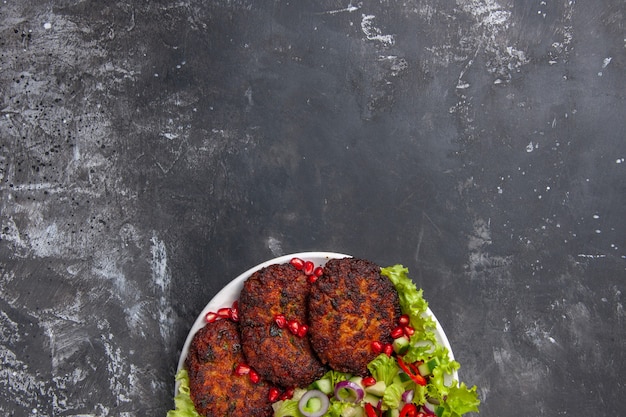 Vue De Dessus De Délicieuses Côtelettes De Viande Avec Salade Fraîche