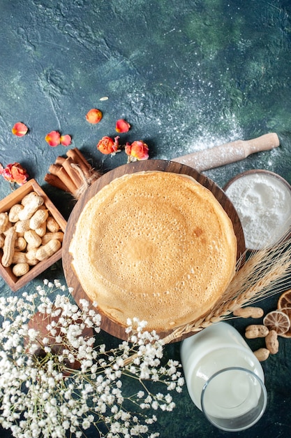 Vue de dessus de délicieuses crêpes au lait sur une surface bleu foncé