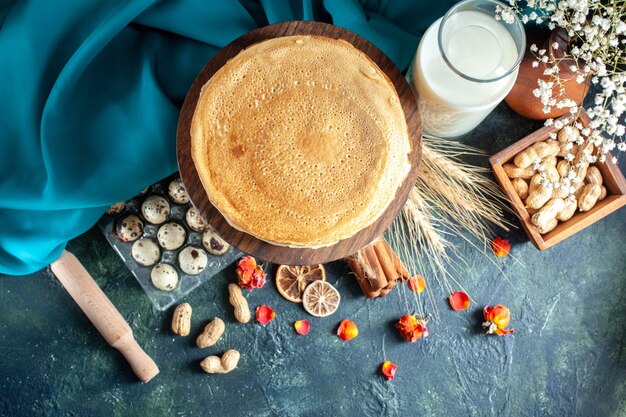 Vue de dessus de délicieuses crêpes au lait sur une surface sombre