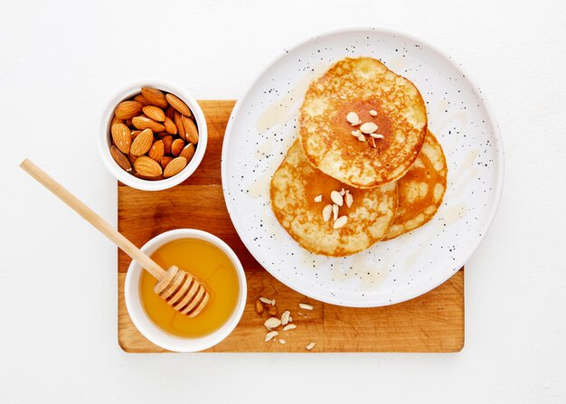 Vue de dessus de délicieuses crêpes au miel et aux noix