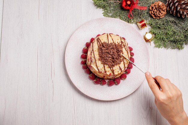 Vue de dessus de délicieuses crêpes aux fraises sur un bureau blanc tarte aux fruits biscuit aux baies sucrées