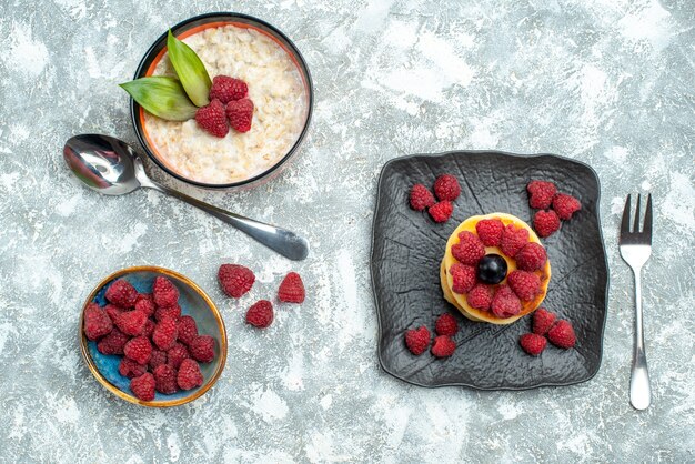 Vue De Dessus De Délicieuses Crêpes Aux Framboises Et Flocons D'avoine Sur Fond Clair