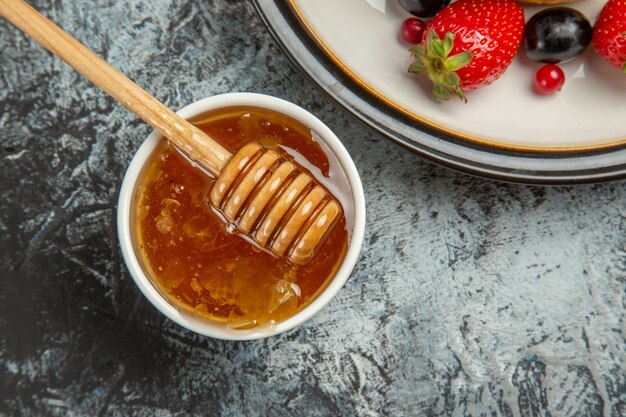 Vue de dessus de délicieuses crêpes aux fruits et au miel sur la surface légère gâteau aux fruits sucrés