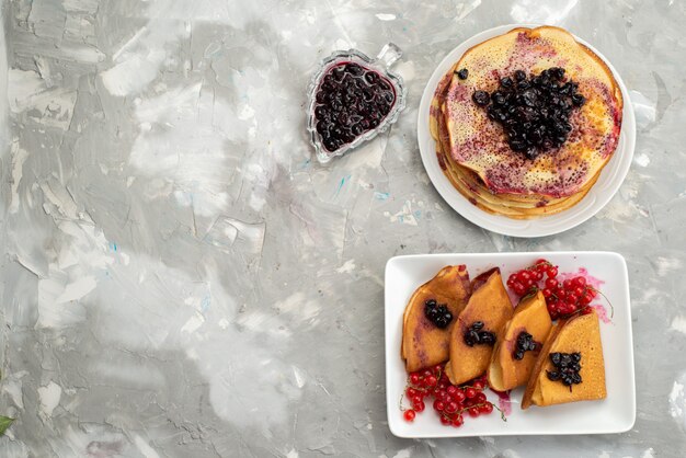 Une vue de dessus de délicieuses crêpes délicieuses avec de la gelée de canneberges