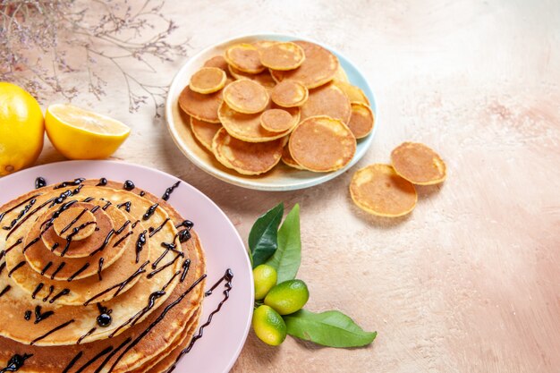 Vue de dessus sur de délicieuses crêpes avec divers ingrédients