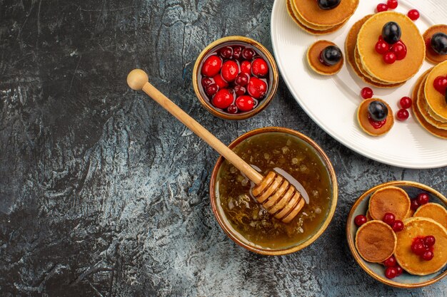 Vue de dessus sur de délicieuses crêpes avec divers ingrédients