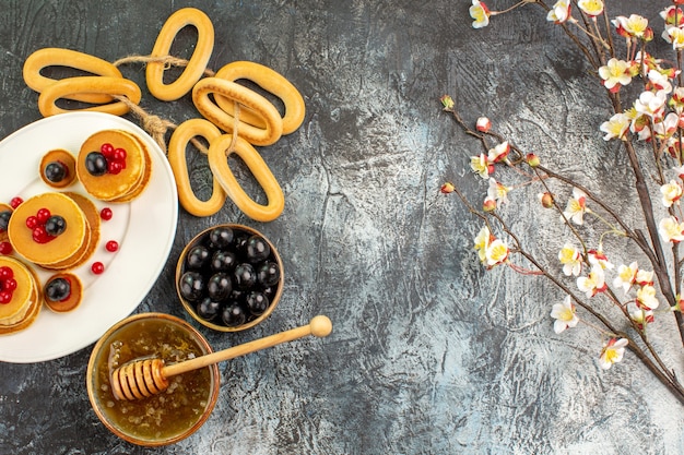 Photo gratuite vue de dessus sur de délicieuses crêpes avec divers ingrédients