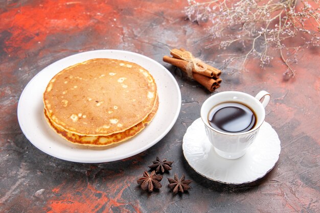 Vue de dessus sur de délicieuses crêpes avec divers ingrédients