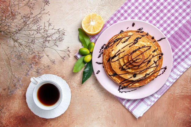 Vue de dessus sur de délicieuses crêpes avec divers ingrédients