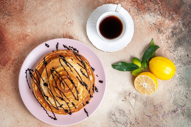 Vue de dessus sur de délicieuses crêpes avec divers ingrédients