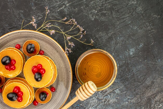 Vue de dessus sur de délicieuses crêpes avec divers ingrédients