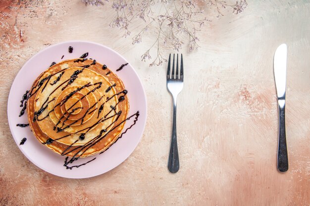 Vue de dessus sur de délicieuses crêpes avec divers ingrédients