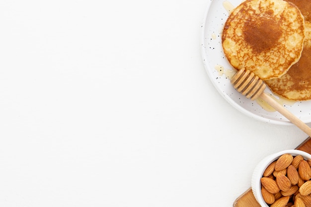 Photo gratuite vue de dessus de délicieuses crêpes avec espace copie de miel