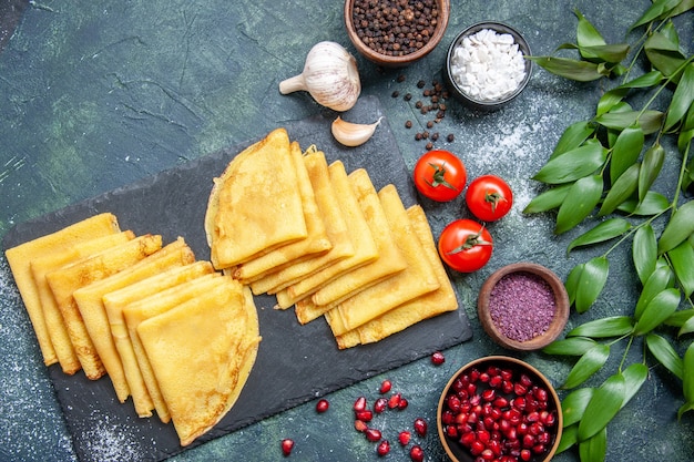 Vue de dessus de délicieuses crêpes sur fond bleu gâteau pâtisserie viande petit déjeuner sucré pâte couleur tarte cuire au four