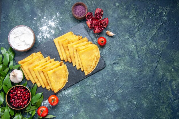 Vue de dessus de délicieuses crêpes sur fond bleu pâte sucrée gâteau pâtisserie couleur viande tarte cuire au four