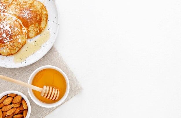 Vue de dessus de délicieuses crêpes pour l'espace de copie du petit déjeuner